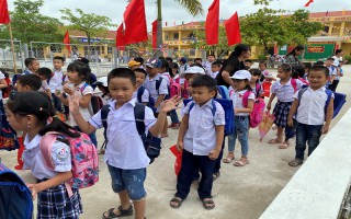 Nhiều học sinh trường tiểu học Kim Đồng (Ninh Bình) đã trở lại trường học